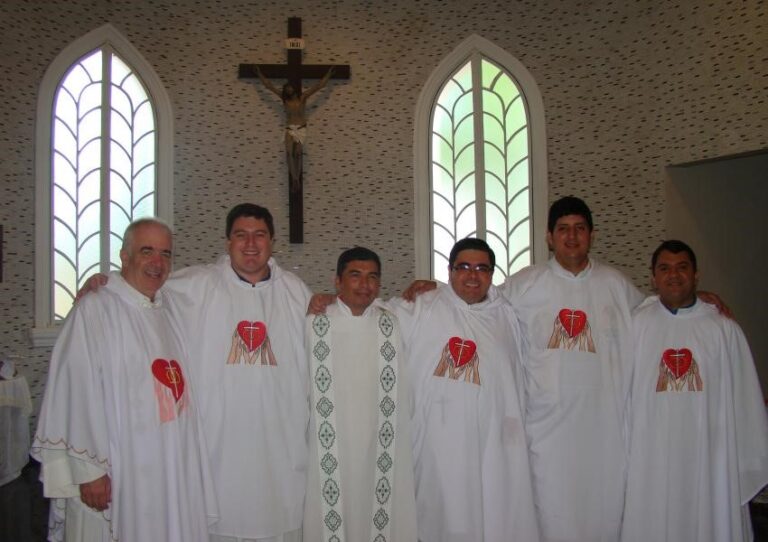 Lee más sobre el artículo EL SACERDOTE Y LOS MOVIMIENTOS